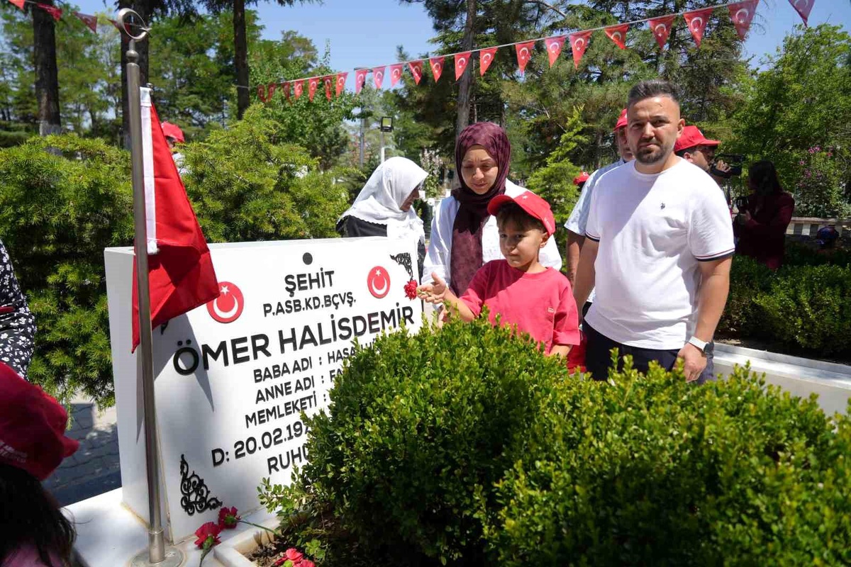 Ömer Halisdemir’in kabri 15 Temmuz’un 10. yılında ziyaretçi akınına uğradı