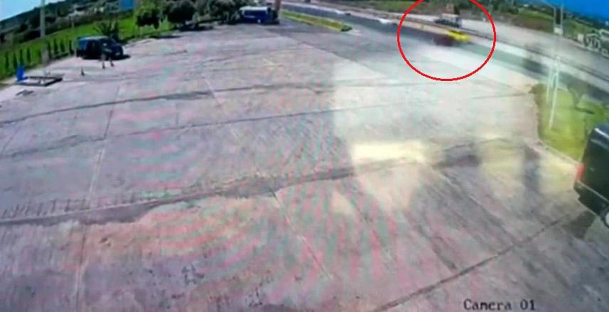 Alkollü Sürücünün Kaza Anı Güvenlik Kamerasında