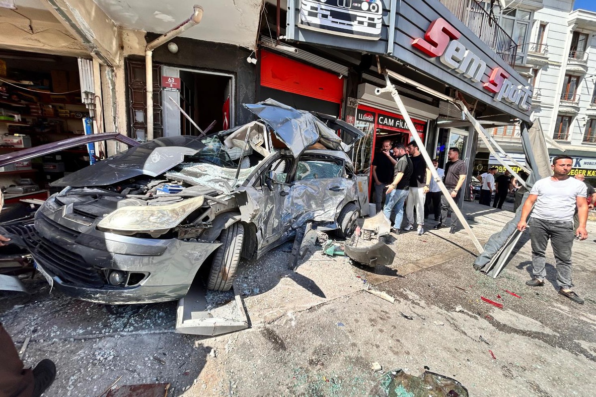 Ankara\'da korkunç kaza! EGO otobüsü iş yerine daldı, çok sayıda yaralı var