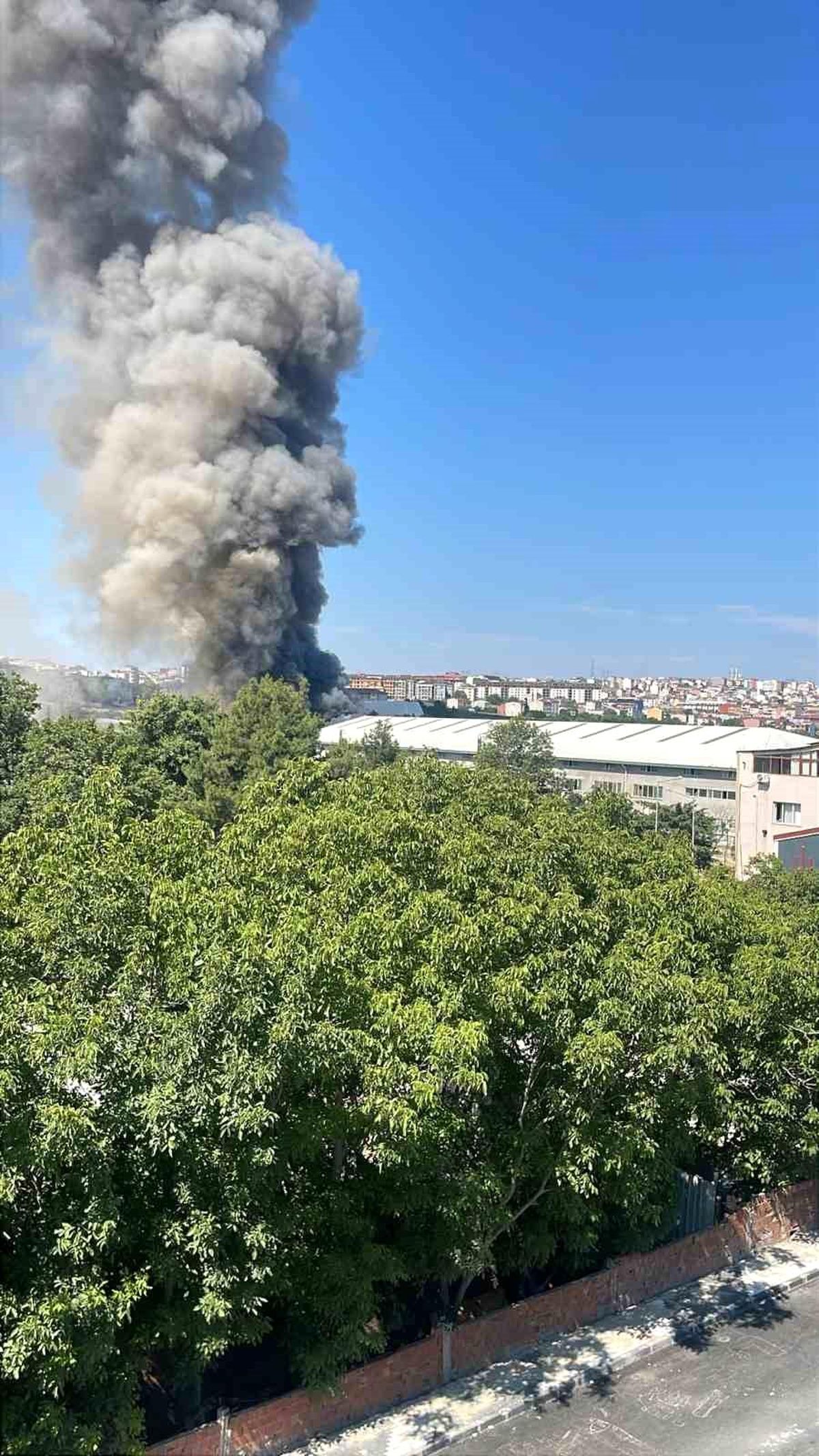 Arnavutköy\'de Fabrika Yangını