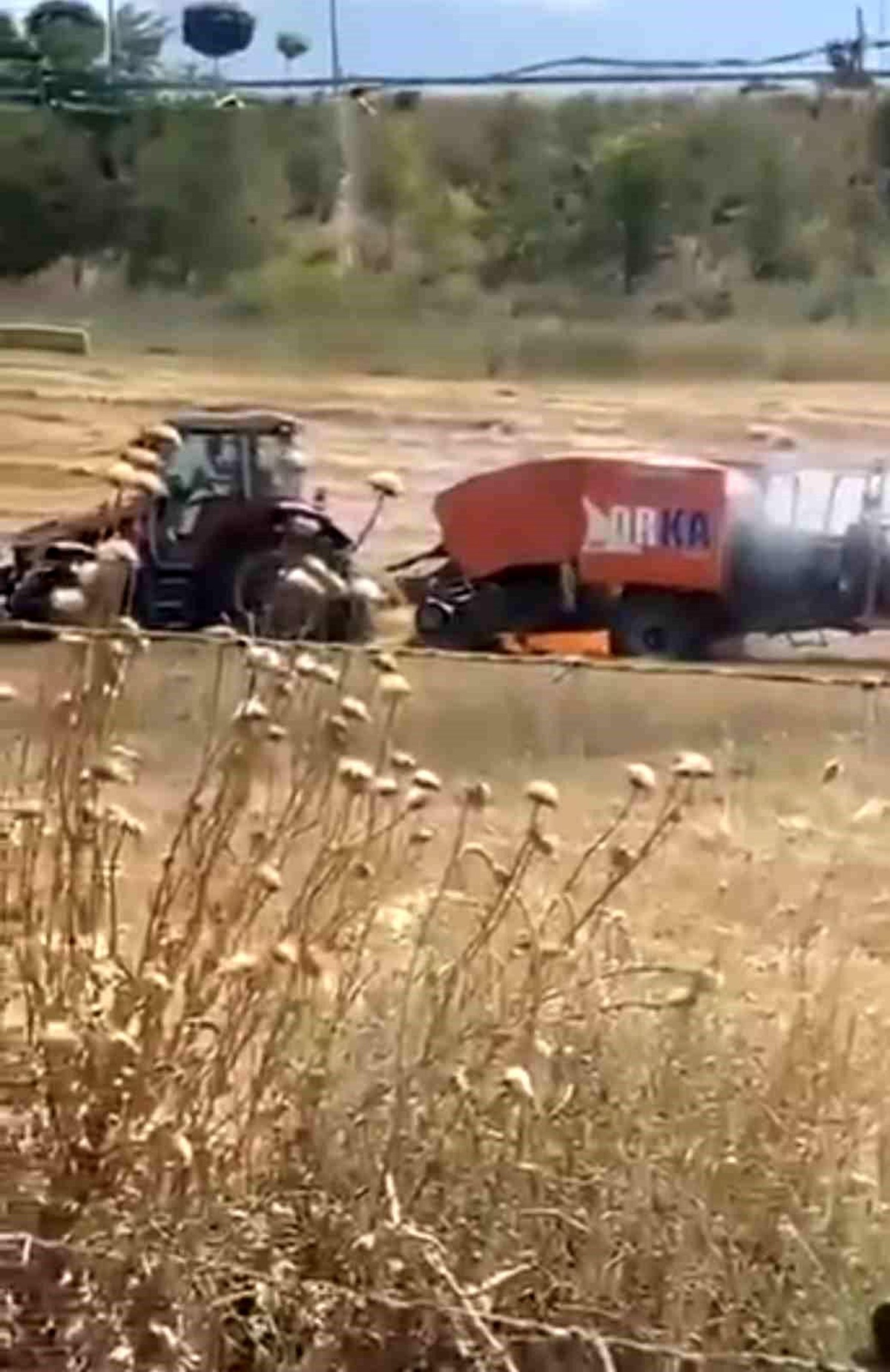 Balıkesir\'de Saman Yangını Tarlaya Sıçradı