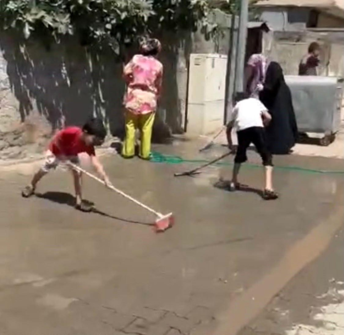 Batman\'da onarım sonrası temizlenmeyen yolları vatandaşlar temizledi