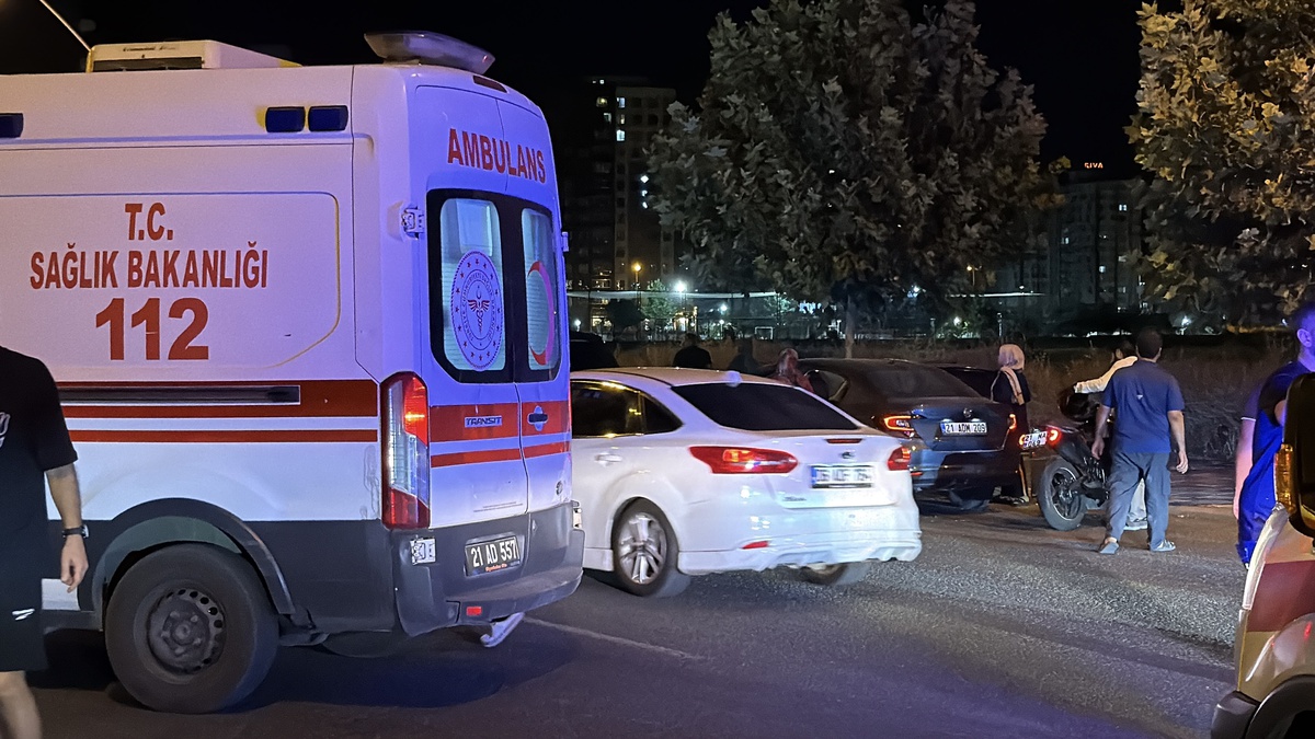 Diyarbakır\'da Bisikletli Kadına Taksi Çarptı