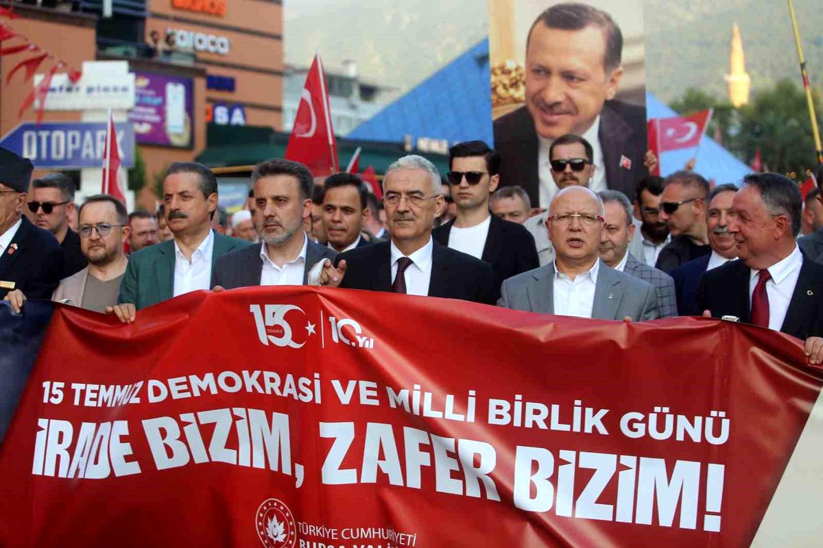 Bursa\'da 15 Temmuz\'un 10. yılı coşkulu yürüyüşle anıldı