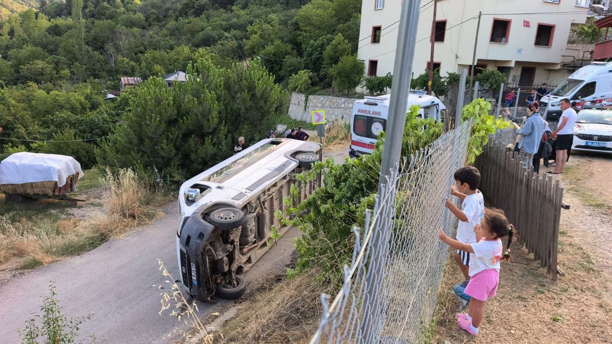 İnegöl\'de Tarım İşçilerini Taşıyan Minibüs Devrildi