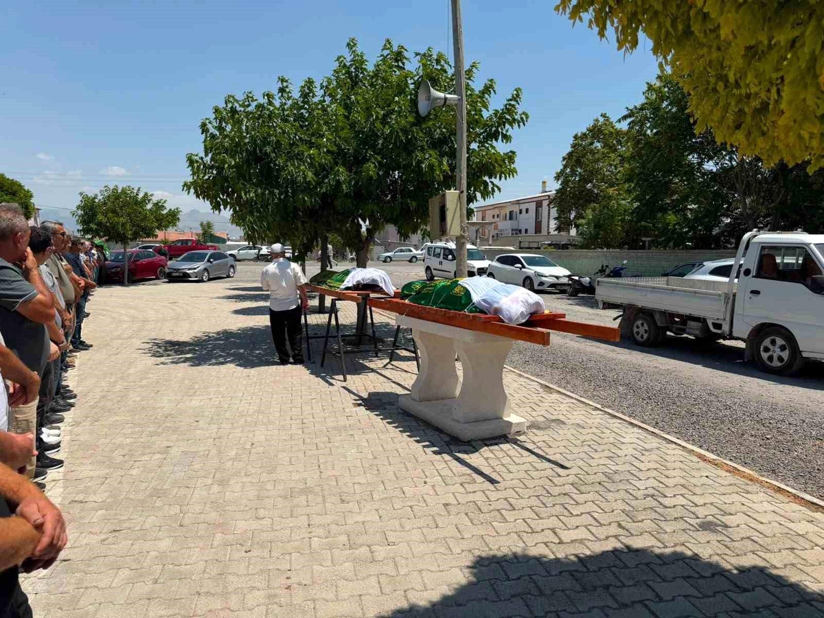 Konya\'da Cinayet: Anne ve Kız Defnedildi