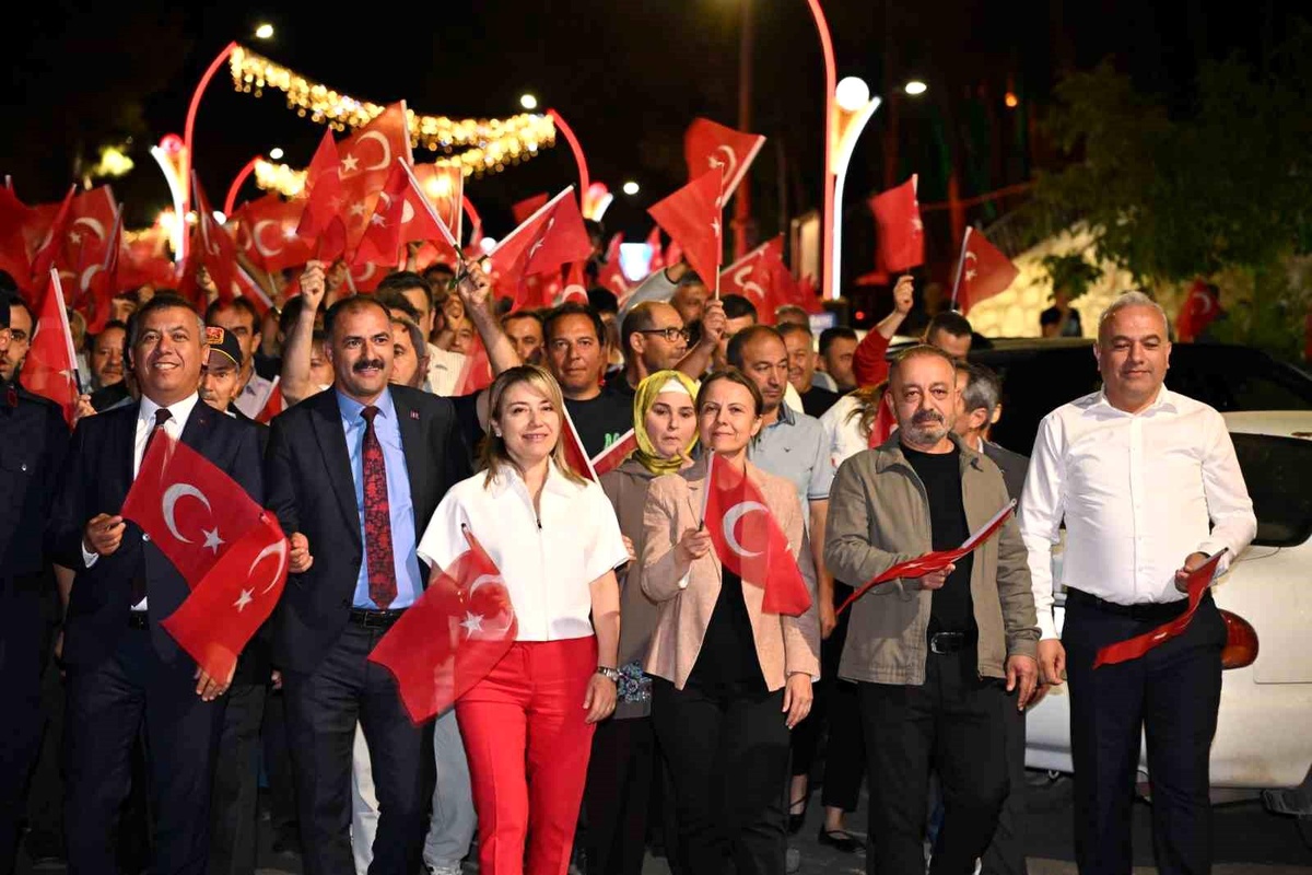 Demirci\'de demokrasi nöbetinde kahramanlık türküleri yankılandı