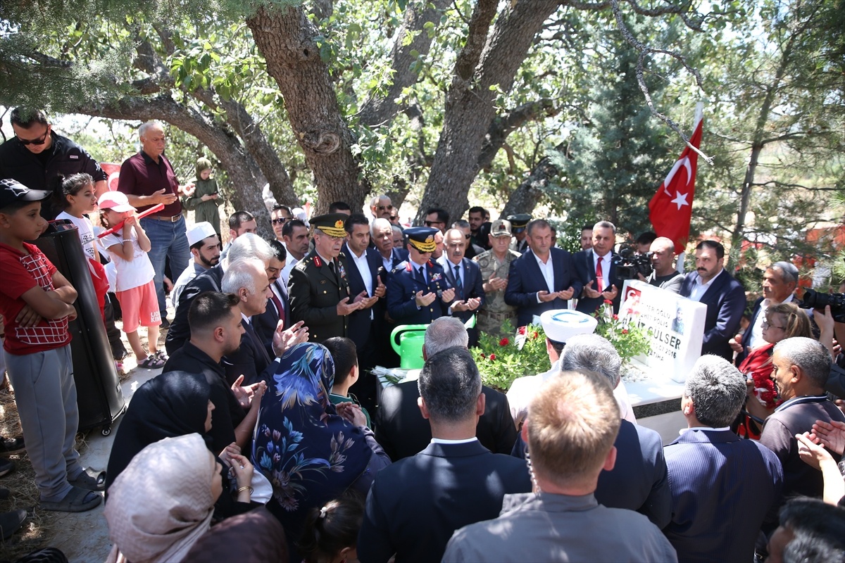 Diyarbakır ve Mardin\'de 15 Temmuz Şehitleri Mezarları Başında Anıldı