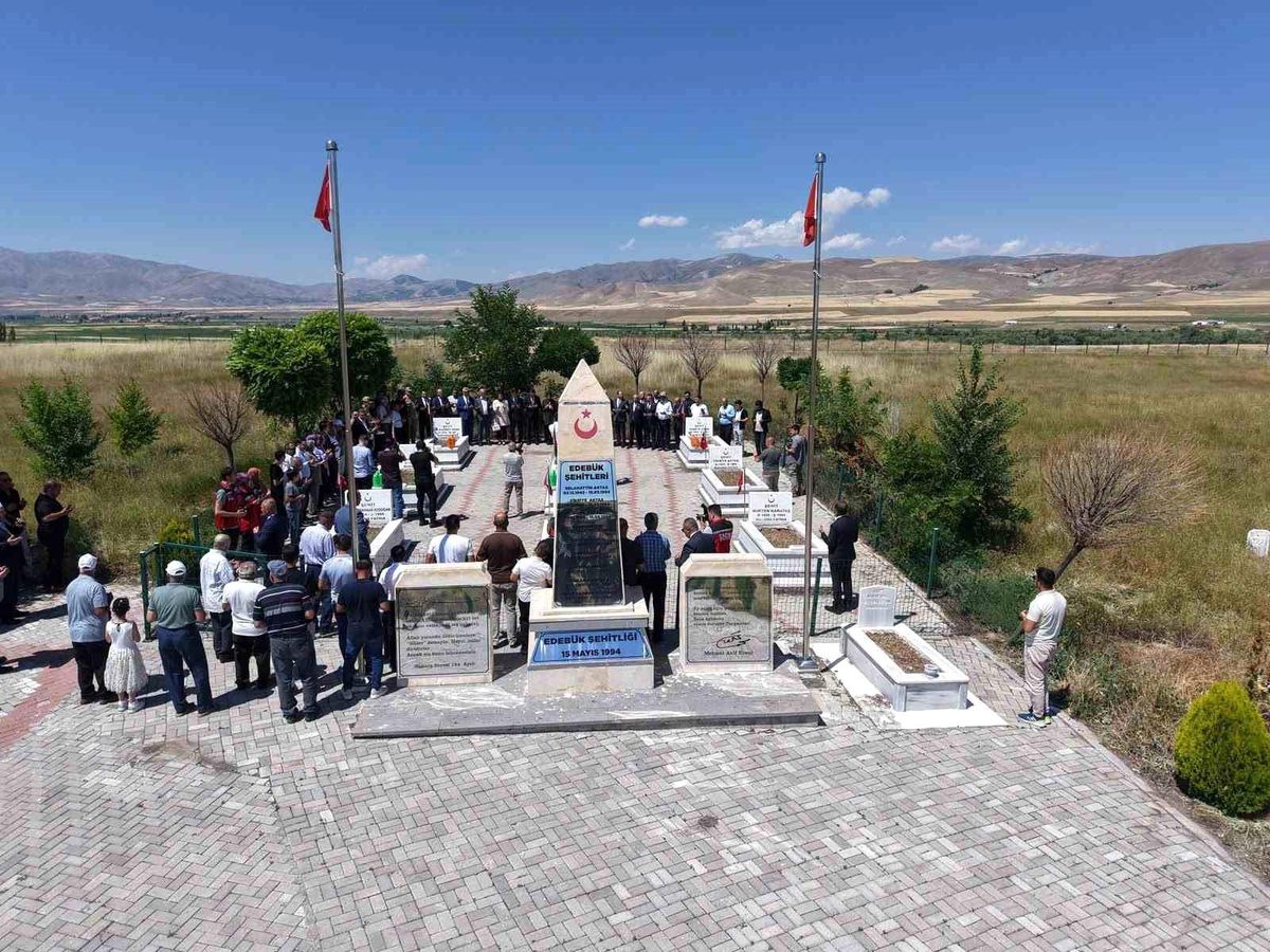 Erzincan Valisi Aydoğdu, Edebük Şehitliği\'nde Şehitleri Andı