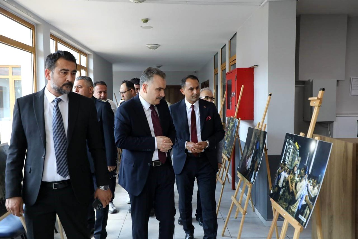 Edremit\'te 15 Temmuz fotoğraf sergisi açıldı
