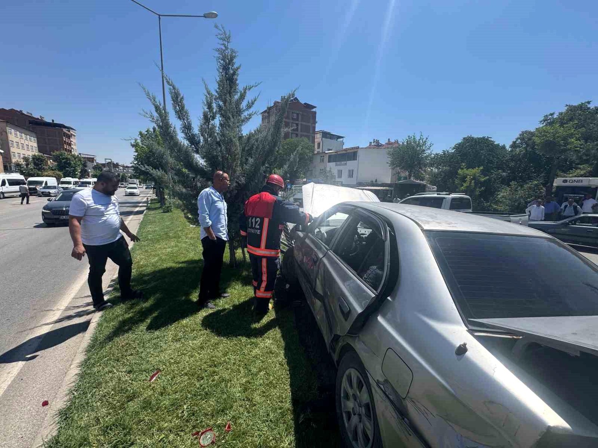 Elazığ\'da Trafik Kazası: 3 Yaralı