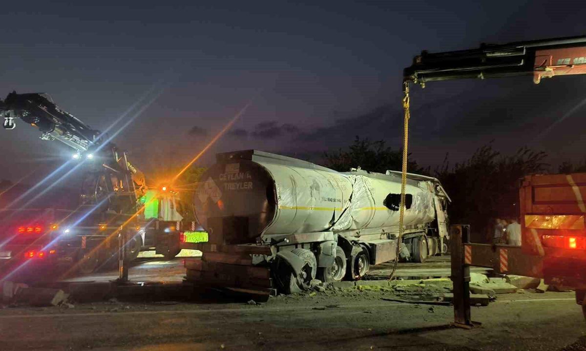 Hatay\'da Yakıt Yüklü Tanker Devrildi