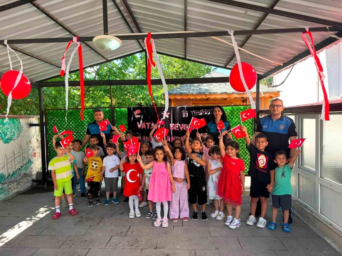 Polisten Kur’an kursu öğrencilerine 15 Temmuz anma programı