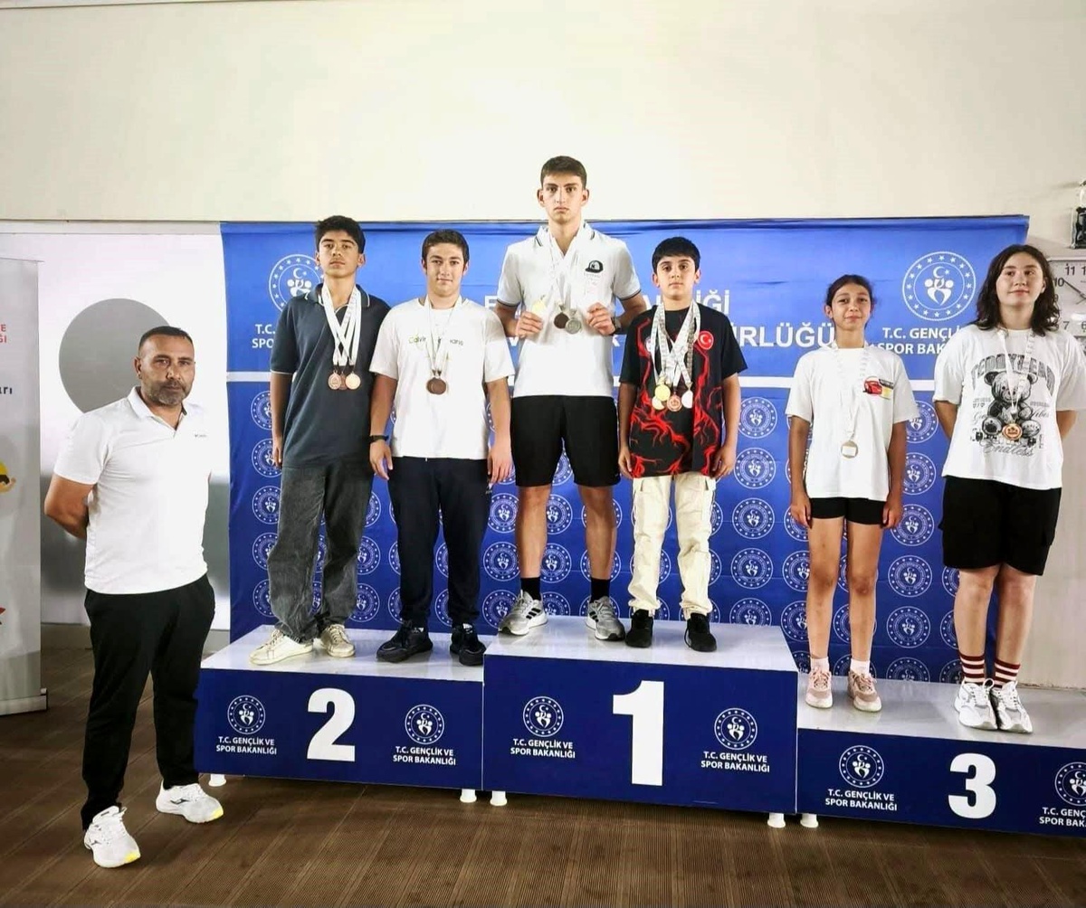 Erzincanlı Sporculardan Yüzme Başarısı