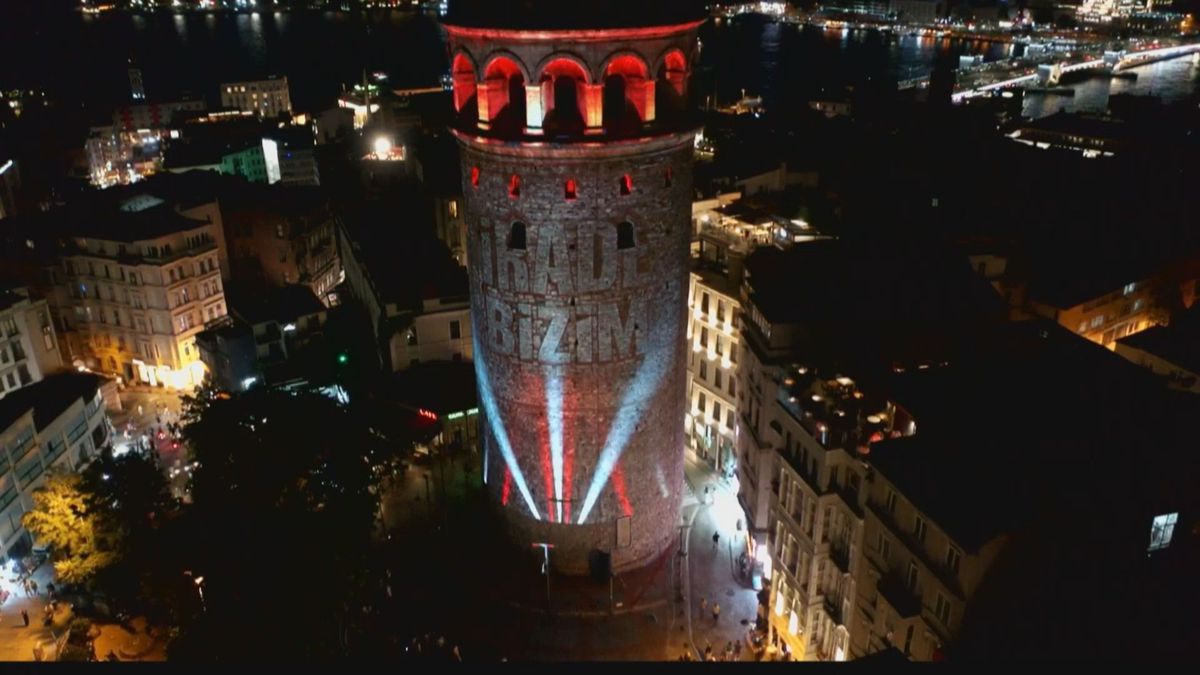 15 Temmuz İçin Galata Kulesi\'nde Işık Gösterisi