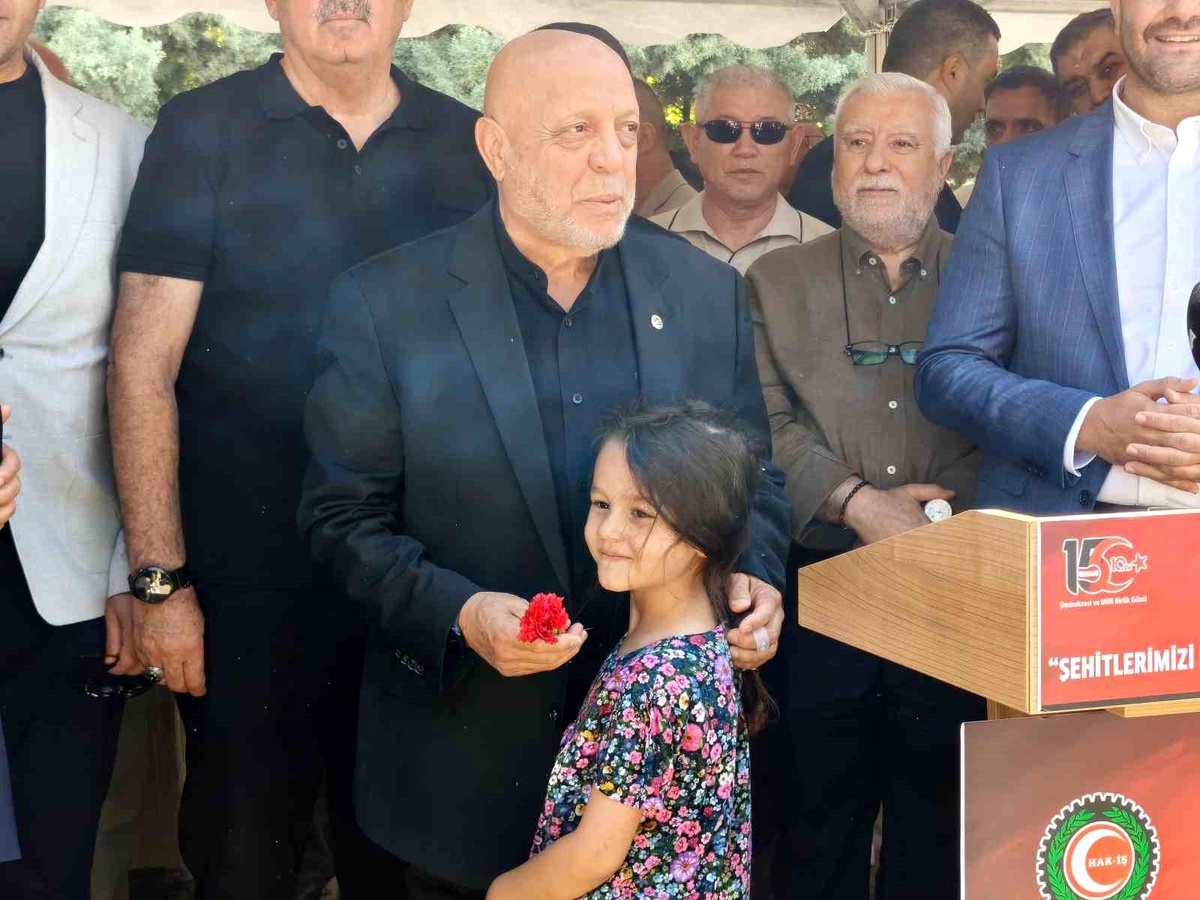 HAK-İŞ\'ten 15 Temmuz Şehitliği\'ne Anma Ziyareti