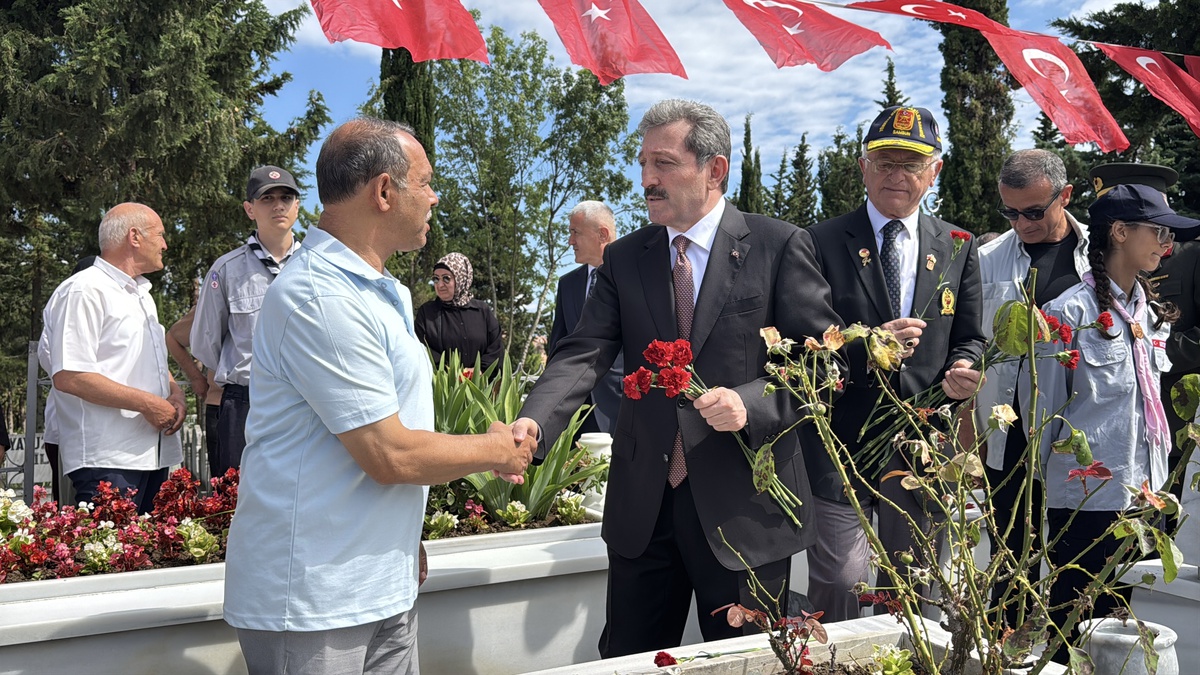 Minik Elif, şehit dayısının fotoğrafını öptü
