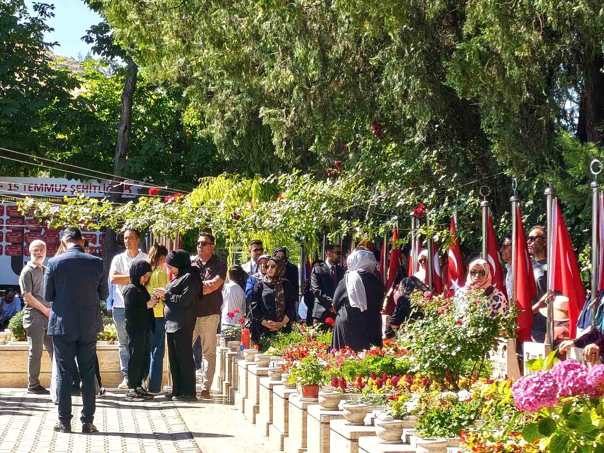 Bakan Çiftçi 15 Temmuz Şehitliği\'ni Ziyaret Etti
