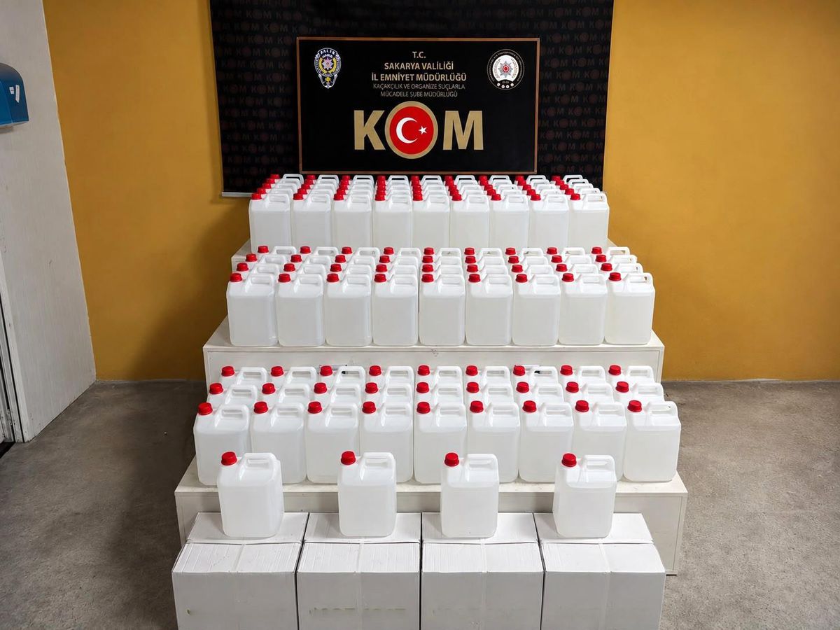 Sakarya\'da 4 Ton Sahte Alkol Ele Geçirildi