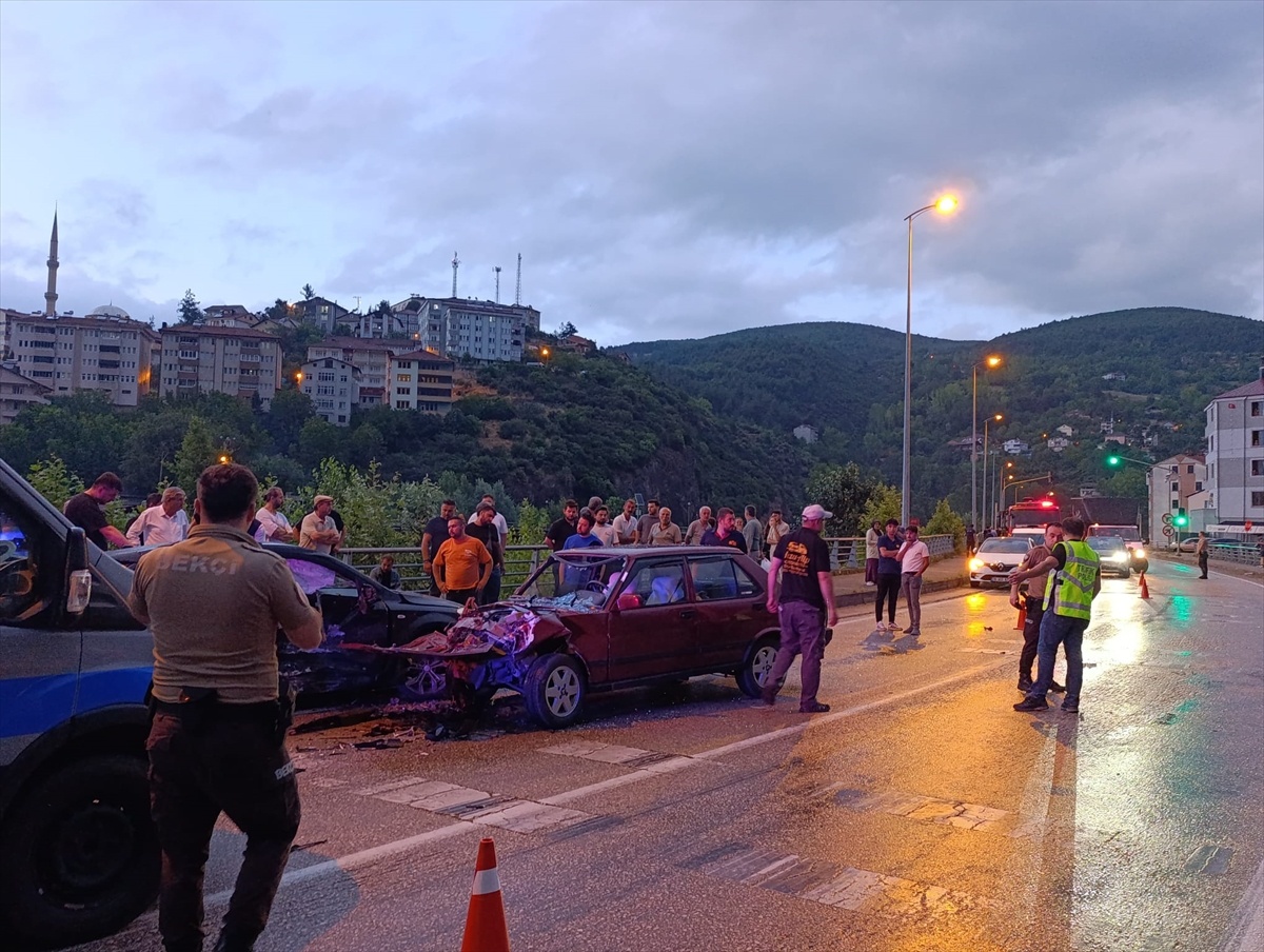 Yenice\'de Trafik Kazası: 4 Yaralı