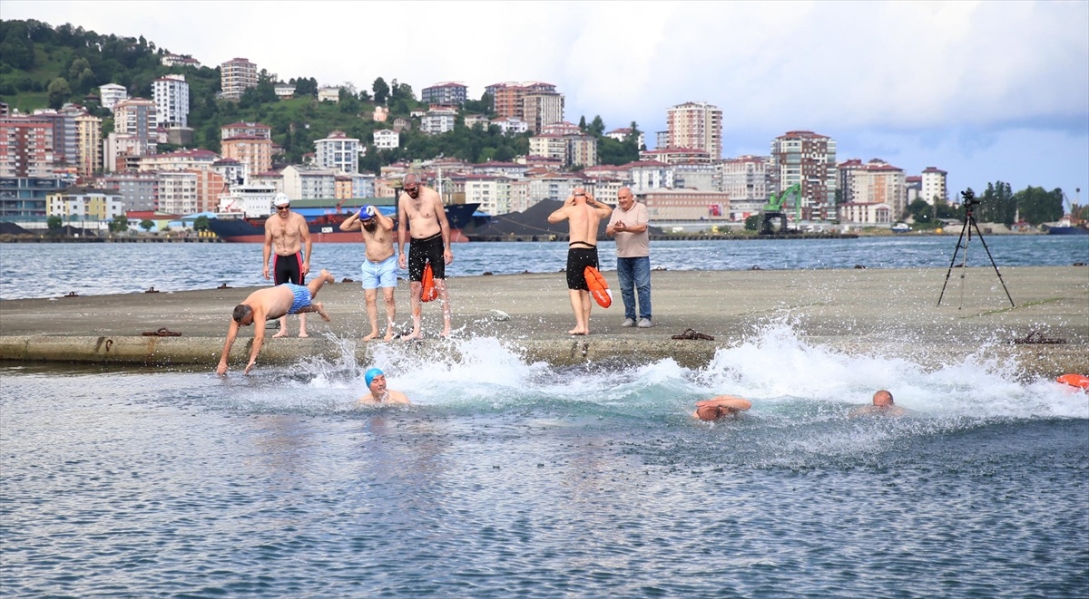 Rize’de 15 Temmuz anması: Denizde 4 km yüzüş