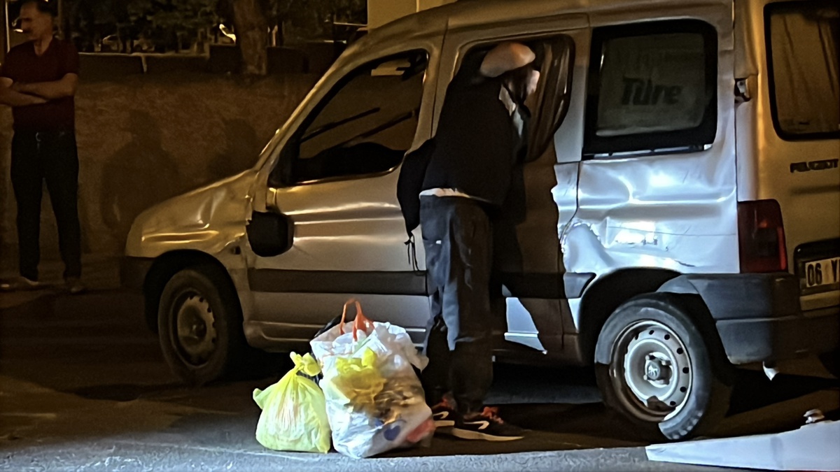 Kayseri\'de Kaza: 3 Yaralı, Sürücü Malzeme Topladı