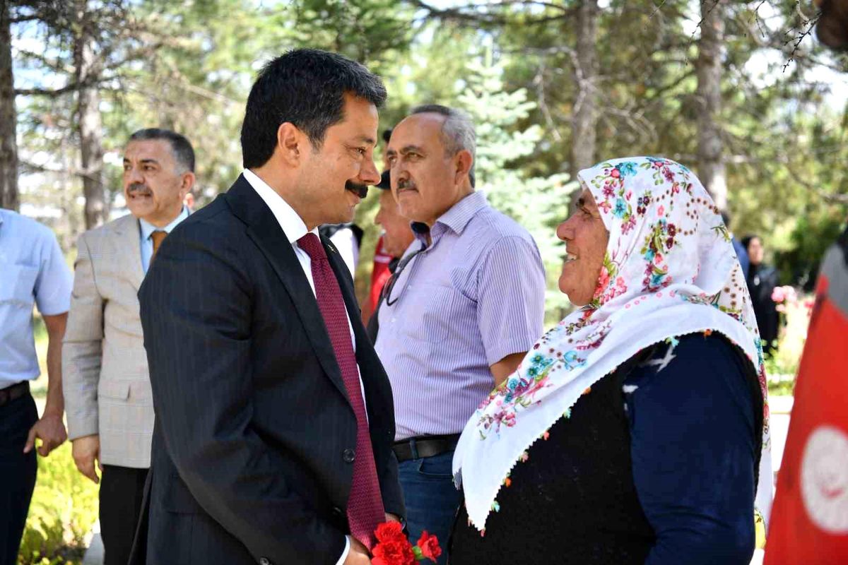 Kırşehir Valisi\'nden 15 Temmuz Şehitliği Ziyareti