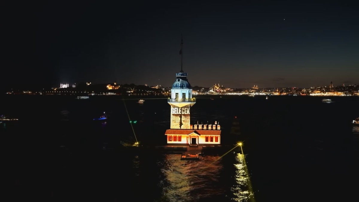 Kız Kulesi\'nde 15 Temmuz Işık Gösterisi