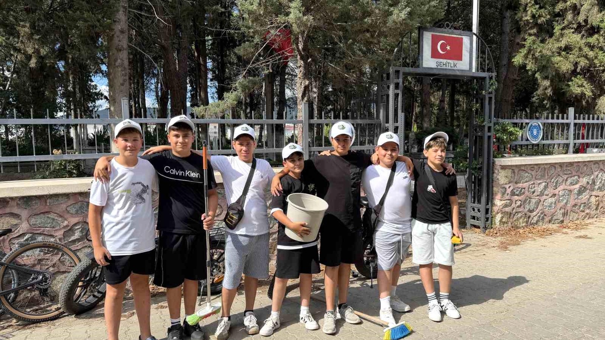 İznikli çocuklardan anlamlı hareket: Şehitliği temizleyip güllerle donattılar