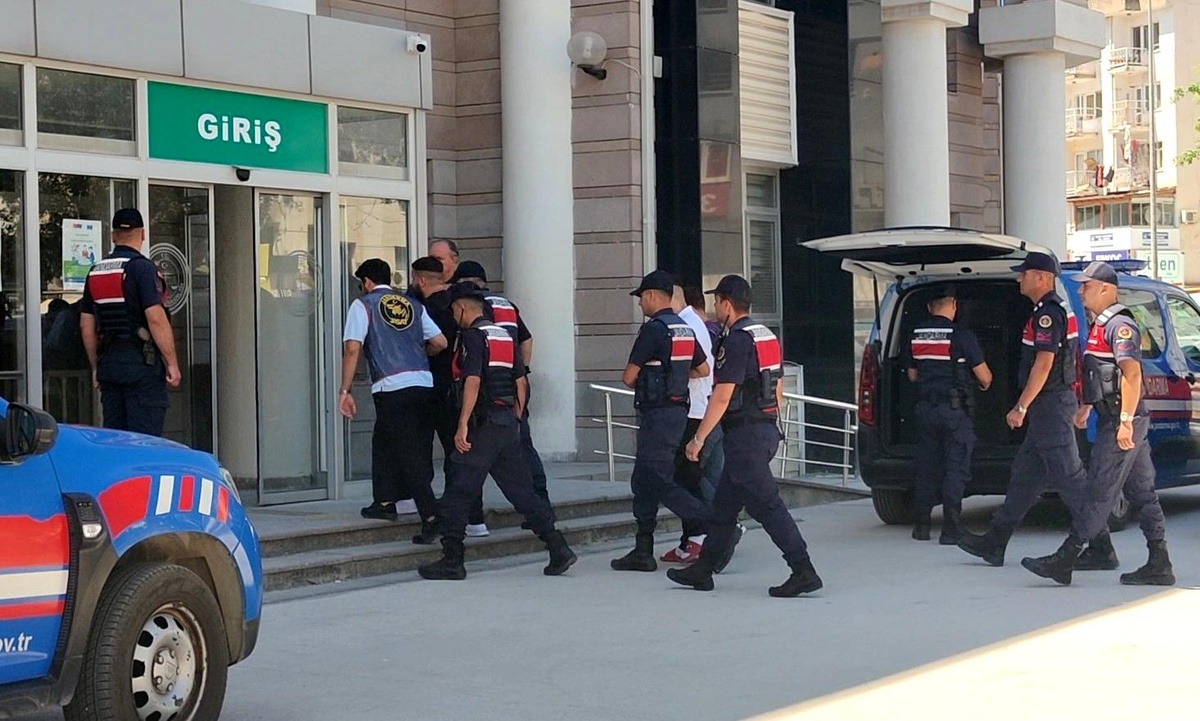 Kuşadası\'nda Jandarma Operasyonu: İki Aranan Yakalandı