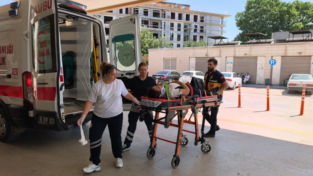İnegöl\'de Lastiği Patlayan Cip Şarampole Düştü