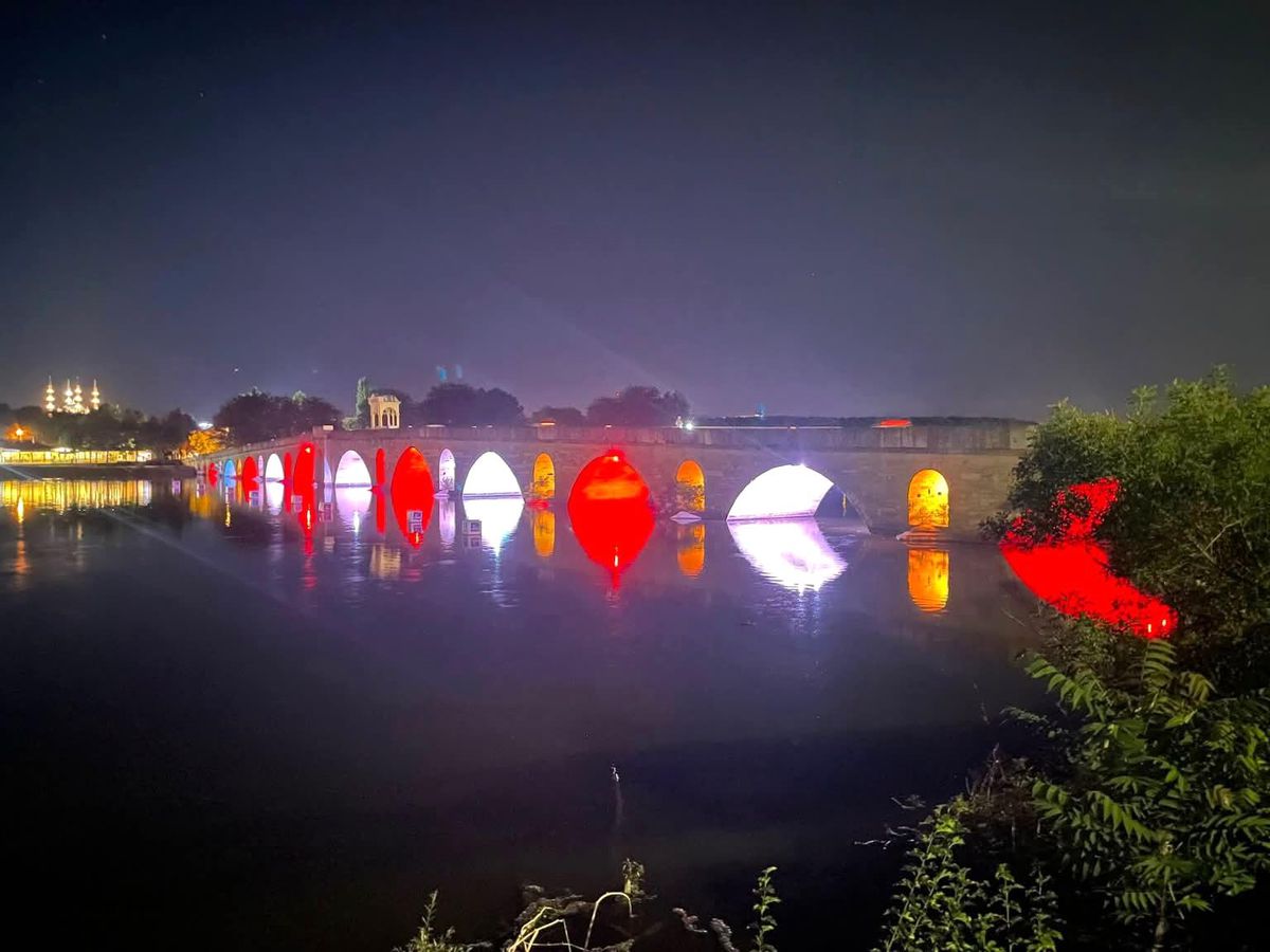 Edirne\'deki Köprüler 15 Temmuz İçin Kırmızı Beyaz Işıklarla Donatıldı