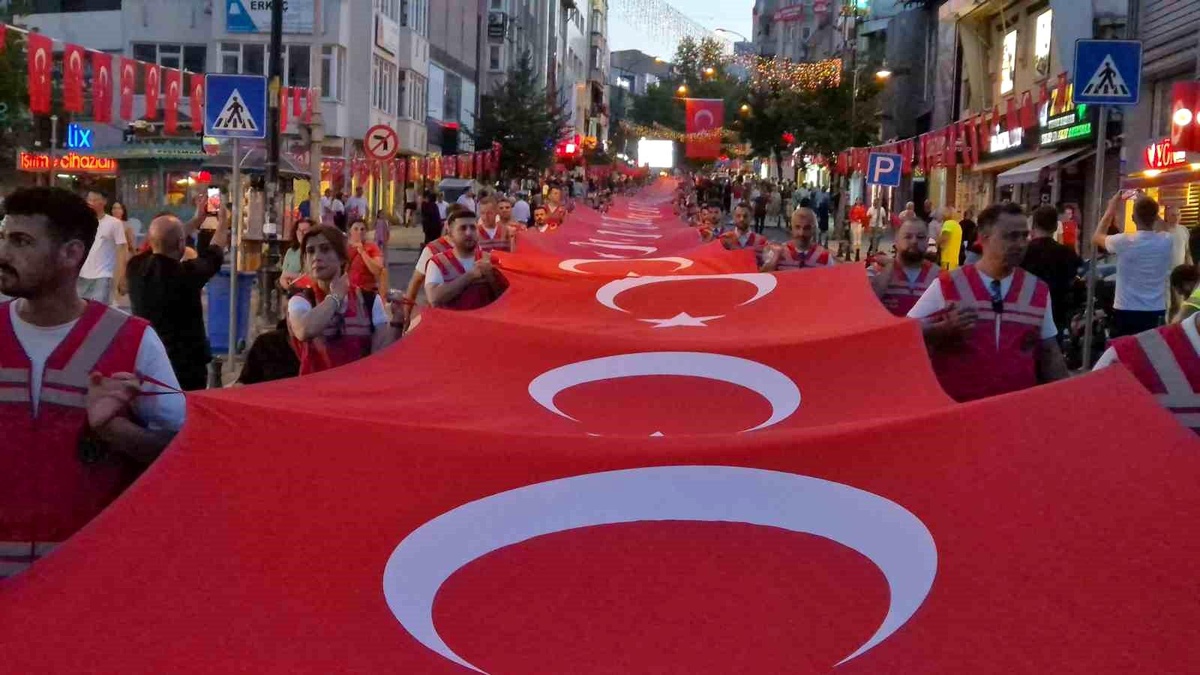 Tekirdağ\'da dev bayrakla demokrasi yürüyüşü