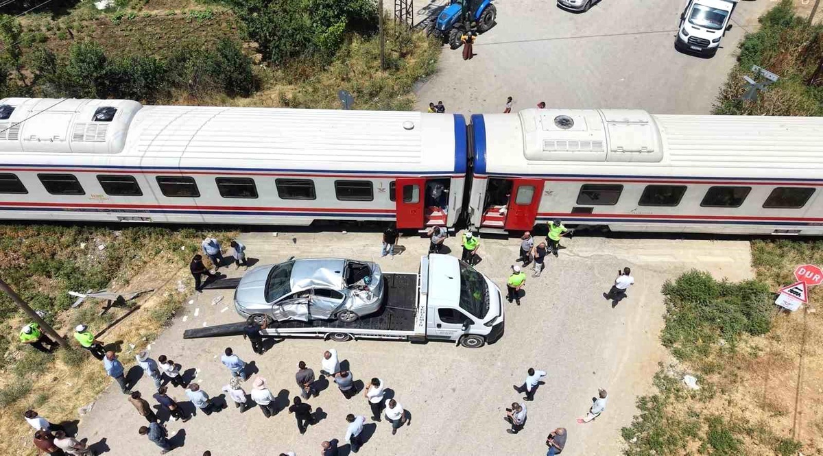 Muş\'ta tren otomobile çarptı: 3 yaralı