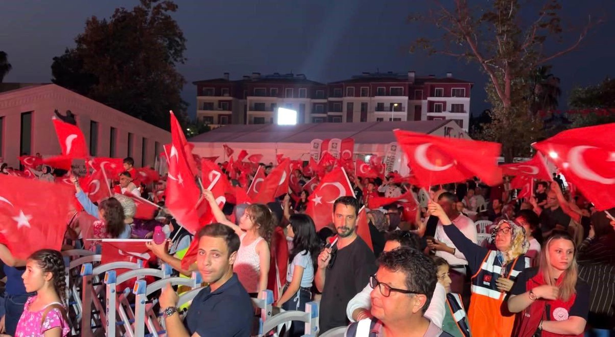 Osmaniye\'de 15 Temmuz yürüyüşü: Tek yürek, tek bayrak