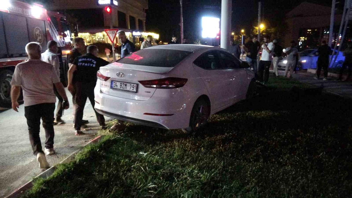 Malatya\'da Kaza: Sürücü Ambulansı Terketti