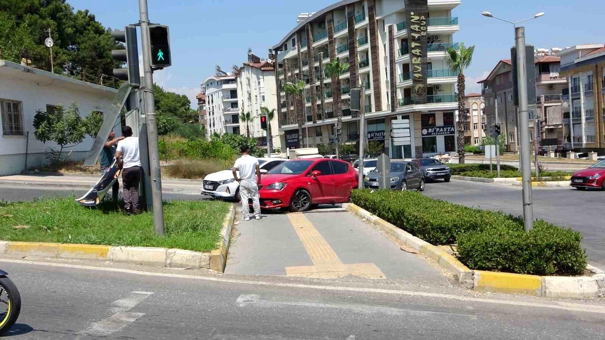 Manavgat\'ta Trafik Kazası: İki Yaralı