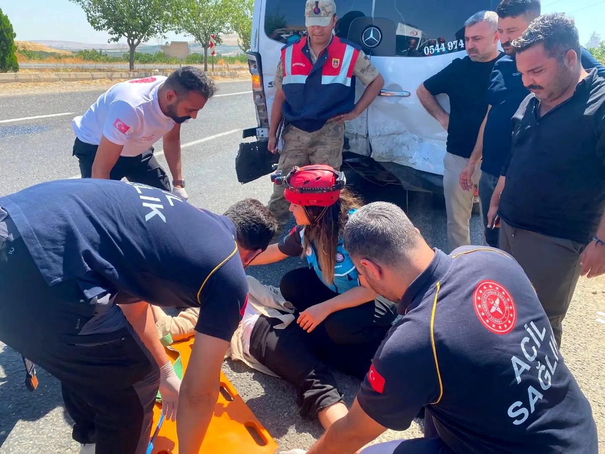 Şanlıurfa\'da Otomobil Minibüse Çarptı: 12 Yaralı
