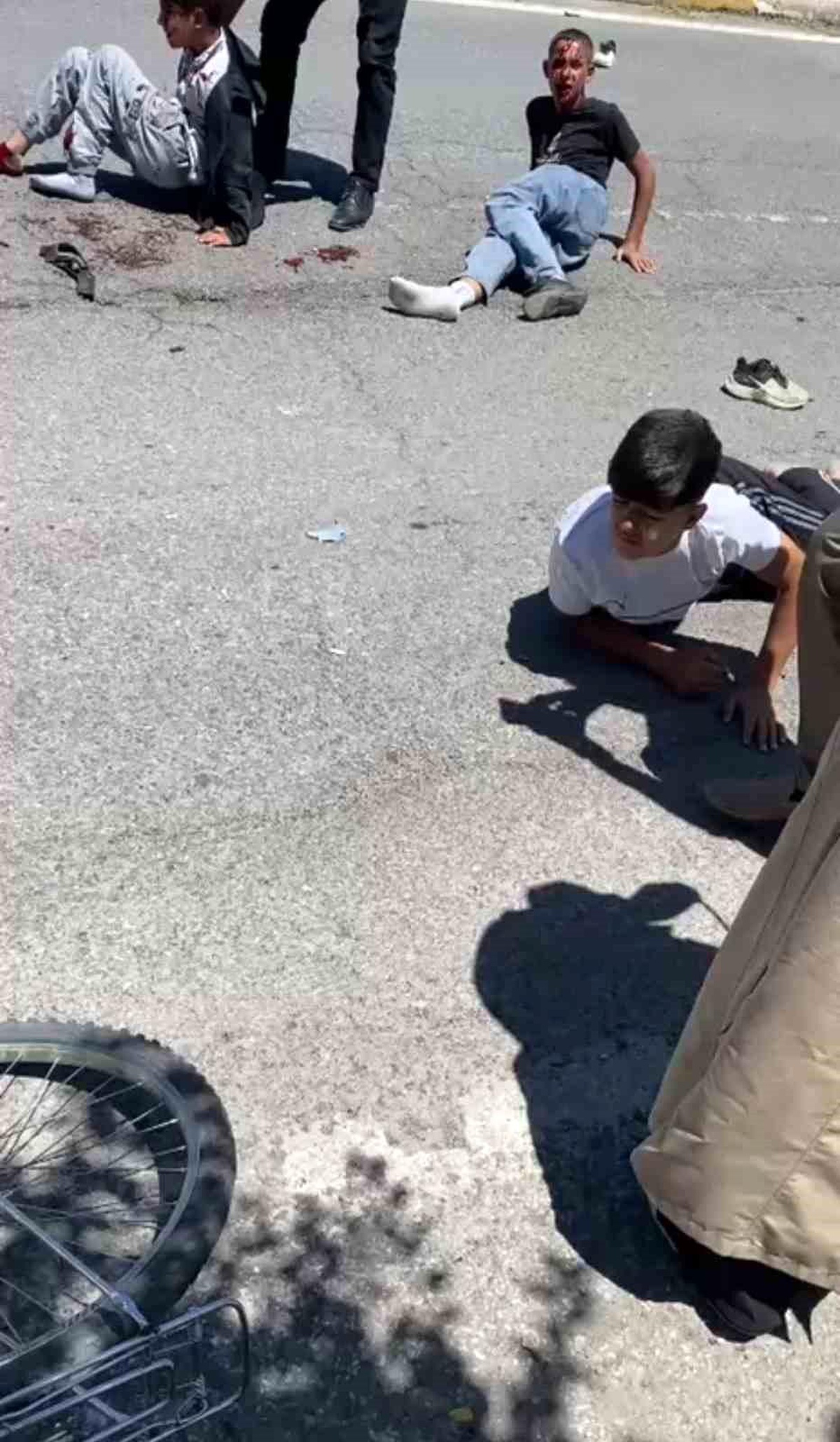 Patnos\'ta otomobil bisikletli çocuklara çarptı