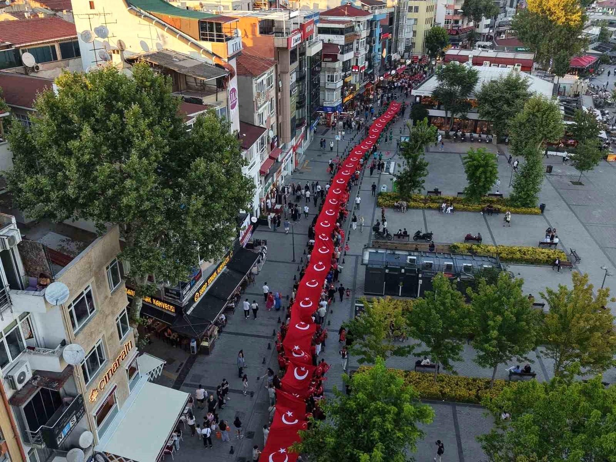 Pendik\'te 15 Temmuz\'un 10. yılında dev bayrak yürüyüşü