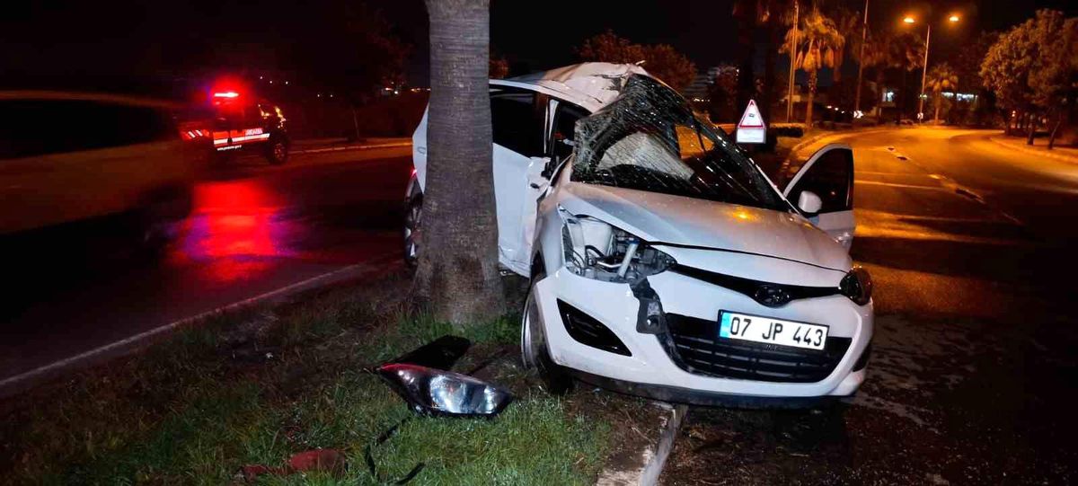 Antalya\'da Trafik Kazası: Sürücü Yaralandı