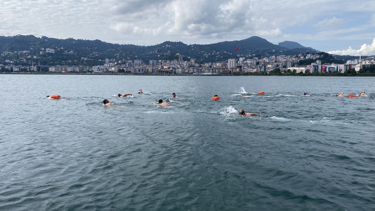 Rize\'de 15 Temmuz anısına 4 km yüzüldü