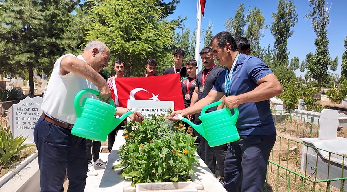 Şehit Polis Halil Hamuryen mezarı başında anıldı