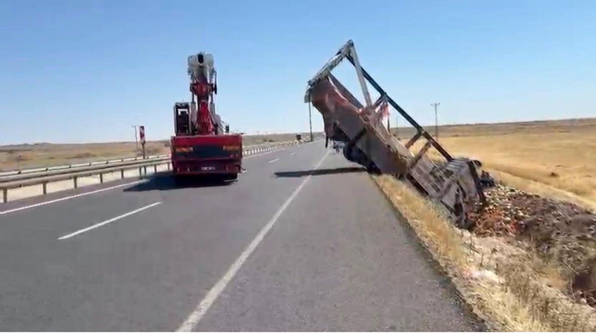 Şanlıurfa\'da Karpuz Yüklü Kamyon Devrildi: 2 Yaralı