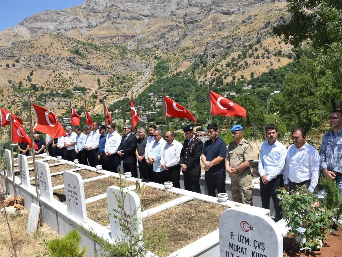 Sason\'da 15 Temmuz Şehit Kabirleri Ziyaret Edildi