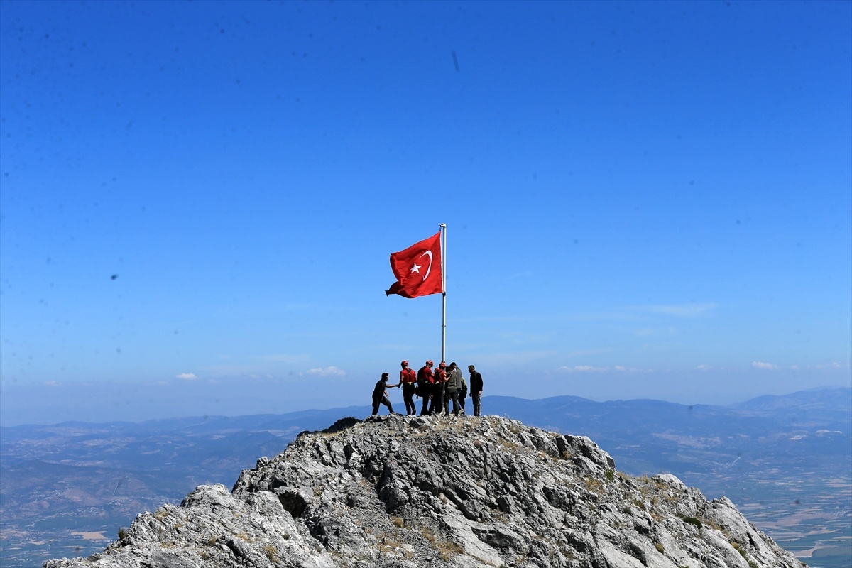 Spil Dağı zirvesinde bayrak değişimi