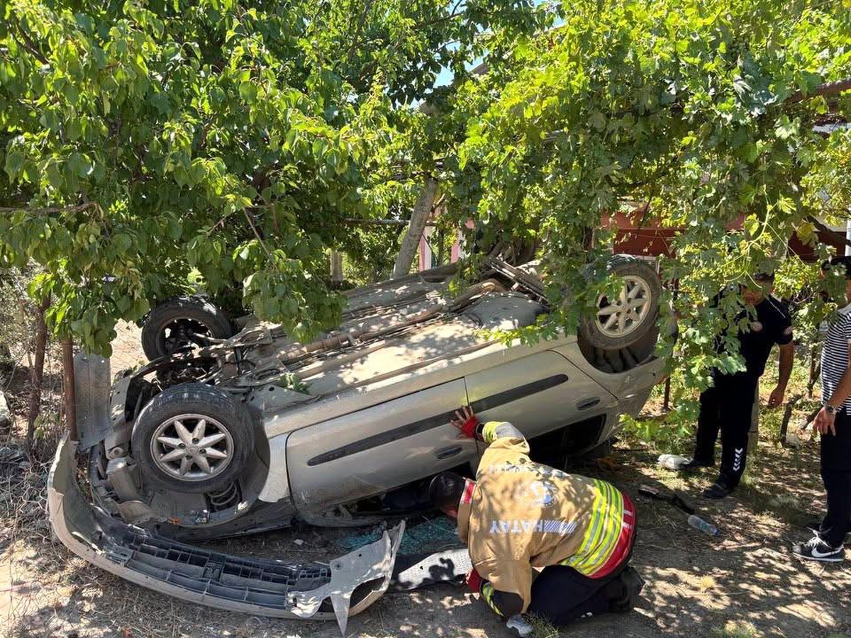 Hatay\'da Takla Atan Otomobilde Sürücü Yaralandı