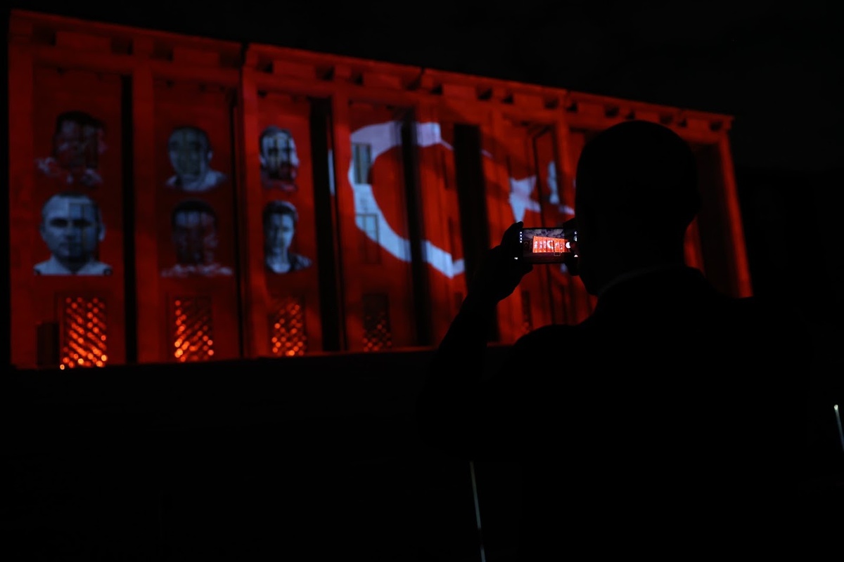TBMM\'de 15 Temmuz video haritalama gösterisi