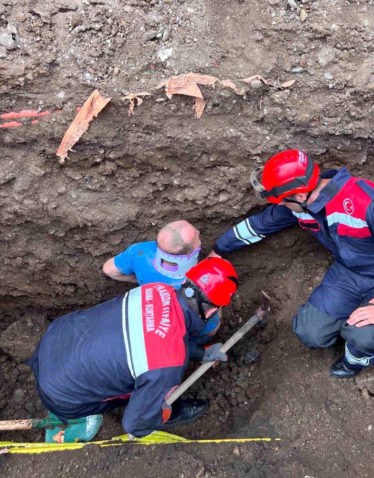 Trabzon\'da belden aşağısı toprak altında kalan işçiyi itfaiye ekipleri kurtardı