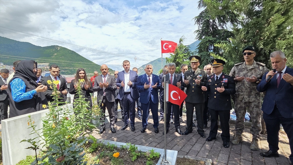 15 Temmuz anma programları 5 ilde şehitliklerde yapıldı